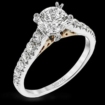 Round-cut Engagement Ring in 18k Gold with Diamonds