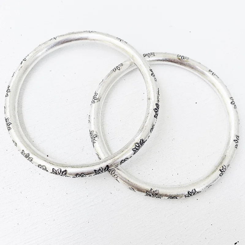 Stackable Bangle Sets for a Trendy LookFLOWER ETCHED BANGLE 60MM