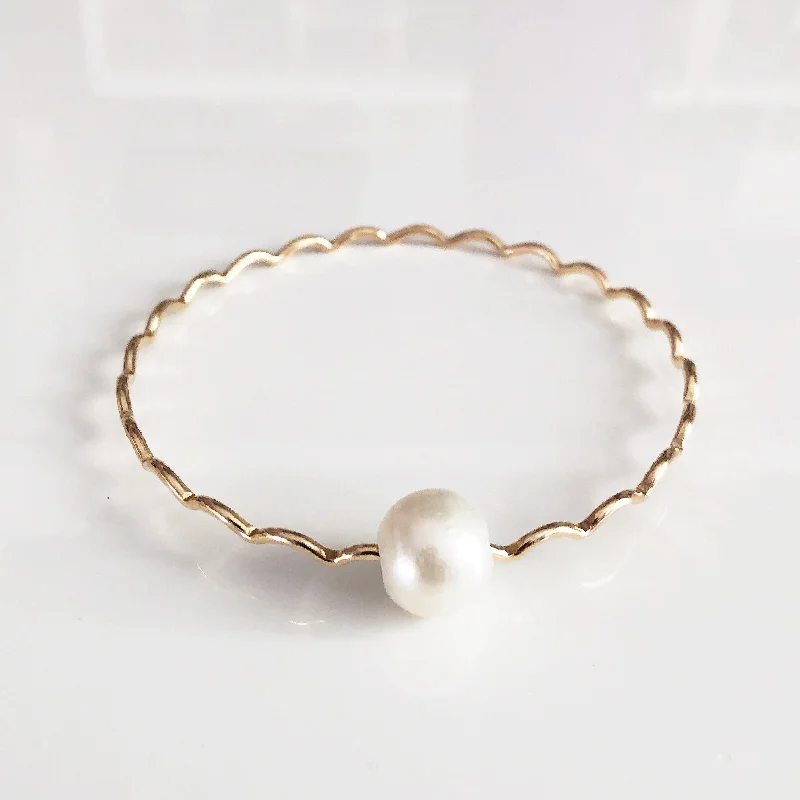 Stackable Bangle Sets for a Trendy LookBangle UNAHI - white Edison pearl (B429)